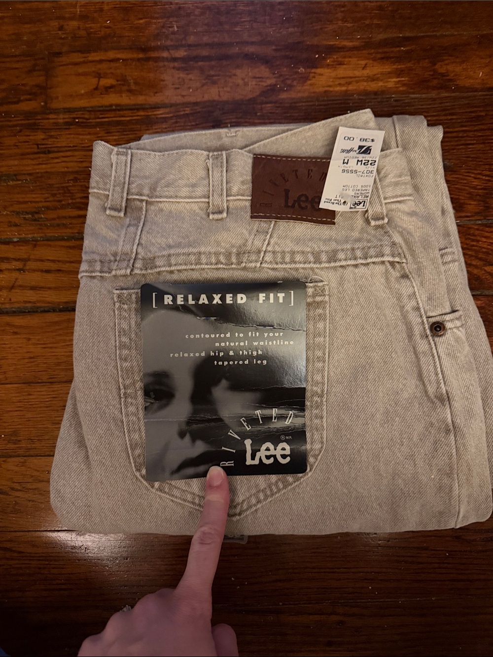 Vintage Lee Women’s Relaxed Fit Jeans in Light Beige